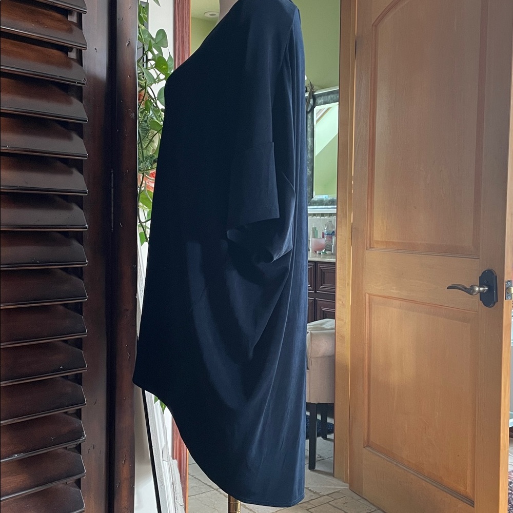 NWT Chicos Travelers Navy Acetate Drama V-Neck Top Size 2 3/4 sleeve - Picture 9 of 9